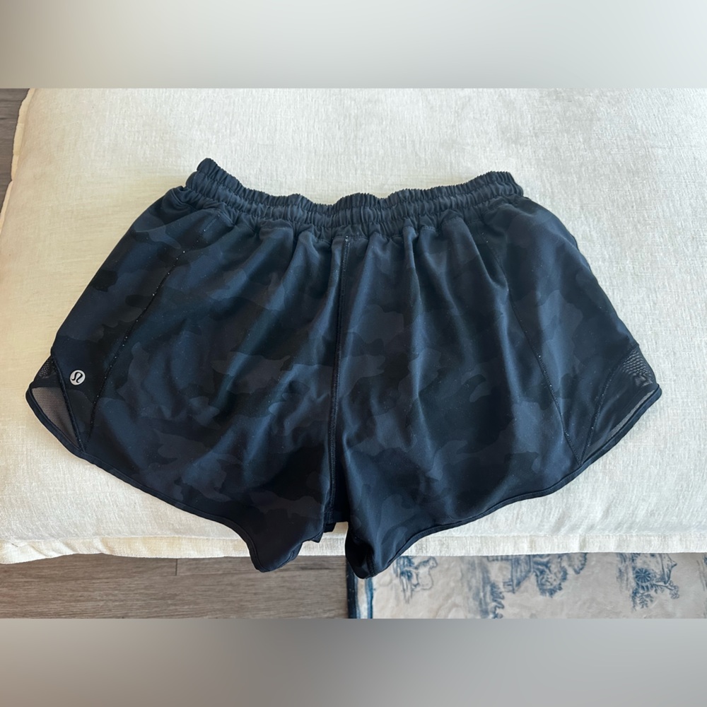 Lululemon - Black Camo Hotty Hot Mid Rise Shorts 2.5” - Size 8